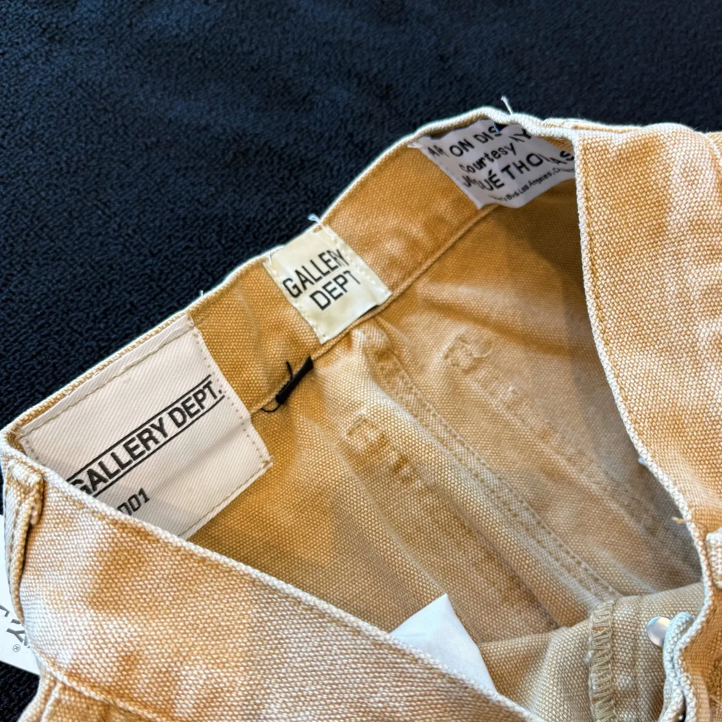 P230 model number: D402 GALLERY DEPT micro-flared distressed distressed jeans, three-dimensional version, loose and comfortable, not picky about body shape, factory precision, original factory quality control, same style for men and women, can be matched with couples, versatile recommendation, essential denim for all seasons, made of heavy-duty washed pure cotton denim fabric, after washing, soft and thick, very stylish when worn. Size: 28, 30, 32, 34, 36 (S-XXL) Color: Splicing Size reference # 28 pants length 100 waist 72 30 pants length 102 waist 76 32 pants length 104 waist 80 34 pants length 106 waist 84 36 pants length 108 waist 88